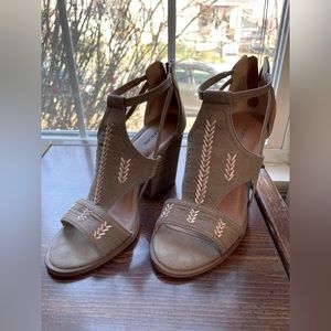 Maurice’s Arrow Embroidery block heel Sandals